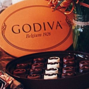 Godiva歌帝梵：GODIVA 东方快车谋杀案电影纪念版巧克力礼盒 16颗 *2盒 $48 到手￥400，国内￥475/盒