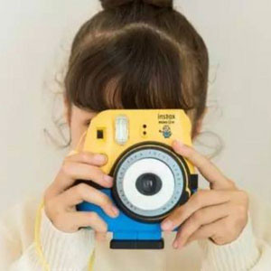 亚马逊海外购：FUJIFILM 富士 Instax Mini 8 小黄人版 拍立得相机 降至￥431.37，免费直邮含税到手￥525.76