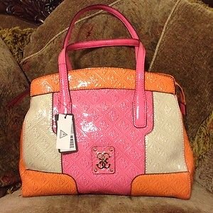 超值优惠啊~GUESS女士压花拼色单肩包原价$100，特价仅$29.99 两色可选！