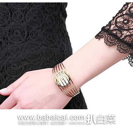 6PM：穿着 COACH 蔻驰 Holiday 女款 酒红色真皮踝靴+戴着 Calvin Klein Fly系列女款时装腕表 一定很搭哦！