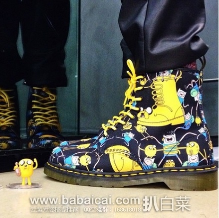 6pm：Dr. Martens 探险活宝联名款卡通印花马丁靴 原价$130，现$69.99，公码9折$62.99，到手约￥515