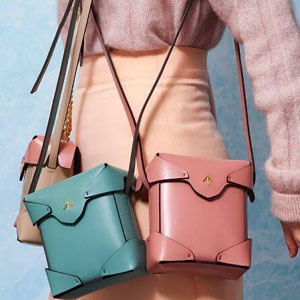 Monnier Frères中文官网：MANU Atelier Pristine 女士迷你款 单肩箭头包 粉色款  €325包直邮（到手约￥2533）