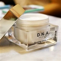 Feelunique中文网：Dr. Brandt 柏瑞特医生 DNA冻龄三次方胜肽紧致颈霜 50g 特价￡37.80 ，凑单免费直邮到手￥337