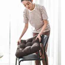 网易严选:帆布丝羽绒多用坐垫 2色可选 秒杀价¥35,凑单满¥88元包邮