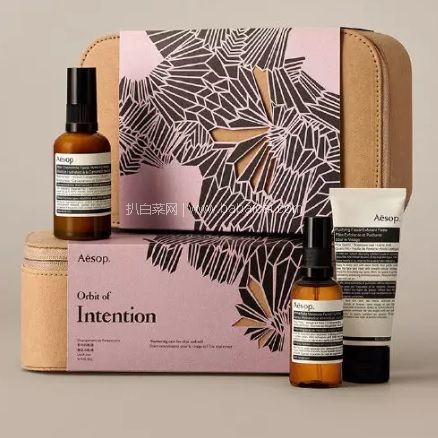 Mankind：Aesop 伊索 全线75折！意向的轨道3件套装（瞬间滋润喷雾50ml+纯净滋润去角质霜75ml+蓝甘菊保湿水润面膜60ml）折后£56.25，直邮包邮到手仅￥492